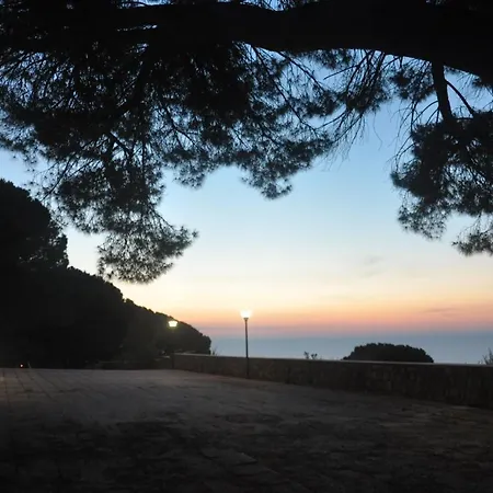 Del Vescovo בית הארחה 4*