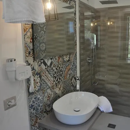 Del Vescovo בית הארחה 4*