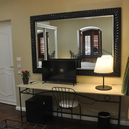 Del Vescovo בית הארחה 4*